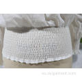 Blusa blanca de manga larga con cintura metida